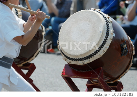 お祭りで大太鼓を叩く人達 お祭りで大太鼓を叩く人達 103182382
