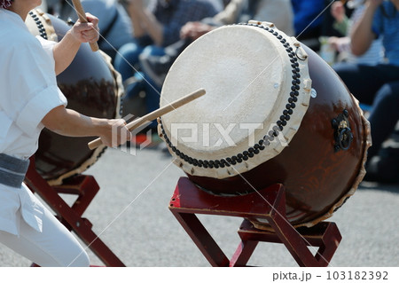 お祭りで大太鼓を叩く人達 お祭りで大太鼓を叩く人達 103182392