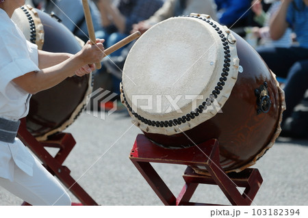 お祭りで大太鼓を叩く人達 お祭りで大太鼓を叩く人達 103182394