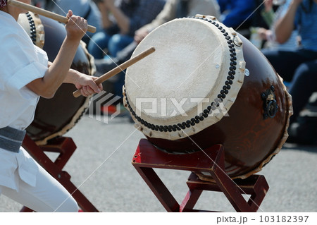お祭りで大太鼓を叩く人達 お祭りで大太鼓を叩く人達 103182397