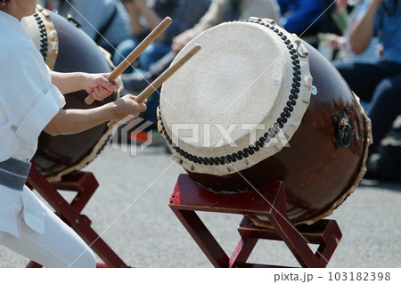 お祭りで大太鼓を叩く人達 お祭りで大太鼓を叩く人達 103182398