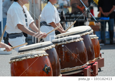 お祭りで大太鼓を叩く人達 お祭りで大太鼓を叩く人達 103182413