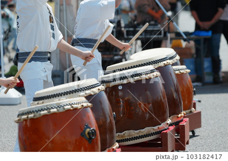 お祭りで大太鼓を叩く人達 103182417