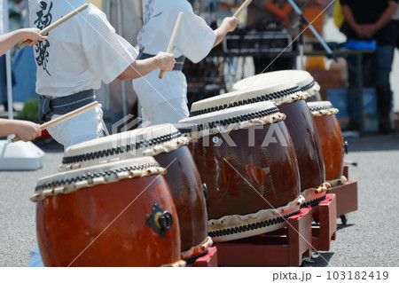 お祭りで大太鼓を叩く人達 お祭りで大太鼓を叩く人達 103182419