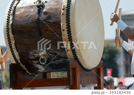 お祭りで大太鼓を叩く人達 103182430