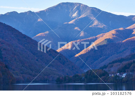 山梨県山梨市三富　紅葉の広瀬湖と木賊山 103182576