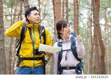 登山中に道に迷うカップル 登山中に道に迷うカップル 103182620