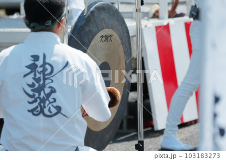 お祭りで銅鑼を叩く人 103183273