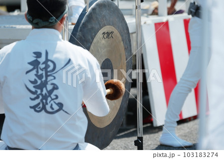お祭りで銅鑼を叩く人 お祭りで銅鑼を叩く人 103183274