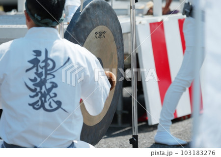 お祭りで銅鑼を叩く人 103183276