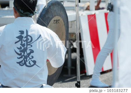 お祭りで銅鑼を叩く人 103183277