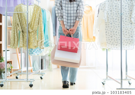 ショッピングセンターでショッピングをする若い女性のボディパーツ ショッピングセンターでショッピングをする若い女性のボディパーツ 103183405