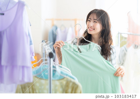 ショッピングセンターでショッピングをする若い女性 103183417