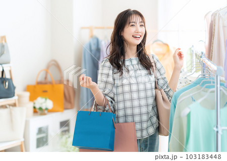 ショッピングセンターでショッピングをする若い女性 103183448