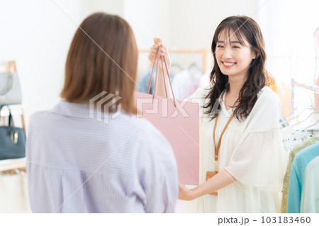 アパレルショップで働く若い女性の店員 103183460