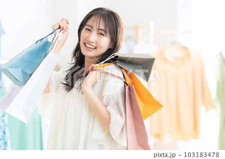 ショッピングセンターでショッピングをする若い女性 103183478