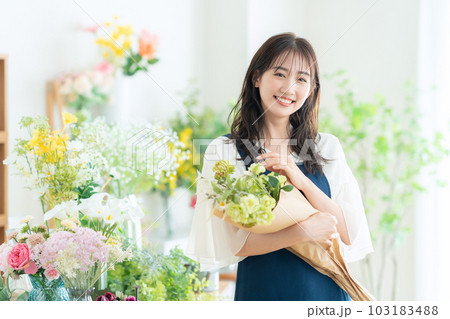 フラワーショップで働く若い女性の店員 103183488