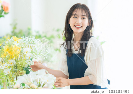 フラワーショップで働く若い女性の店員 103183493