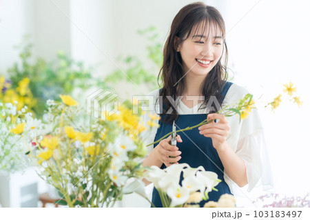 フラワーショップで働く若い女性の店員 フラワーショップで働く若い女性の店員 103183497