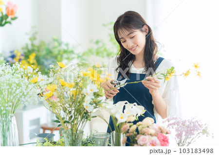 フラワーショップで働く若い女性の店員 103183498