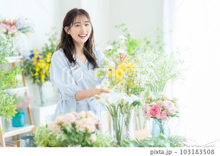 フラワーショップで働く若い女性の店員 103183508