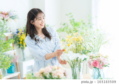 フラワーショップで働く若い女性の店員 フラワーショップで働く若い女性の店員 103183509