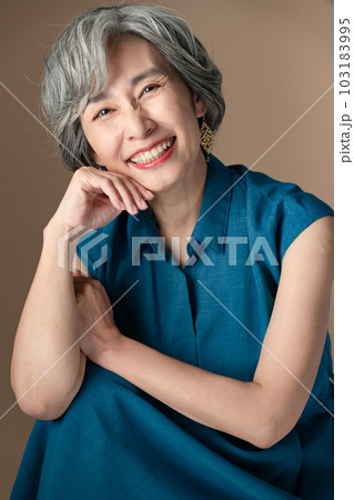 ビューティーイメージ　シニア女性　グレイヘア 103183995