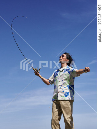 青空のもとで釣りをするミドルシニア男性 103184406