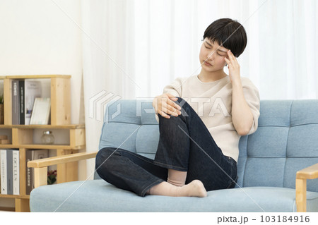 体調不良の若い女性 103184916