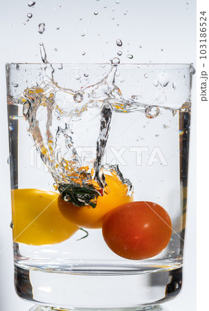 水しぶきを上げるミニトマト 103186524