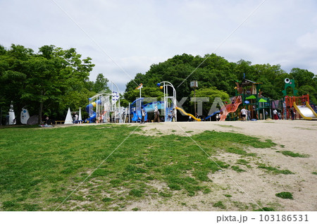 児童公園　遊ぶ子供 103186531