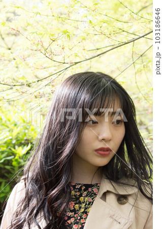 新緑と女性 新緑と女性 103186646