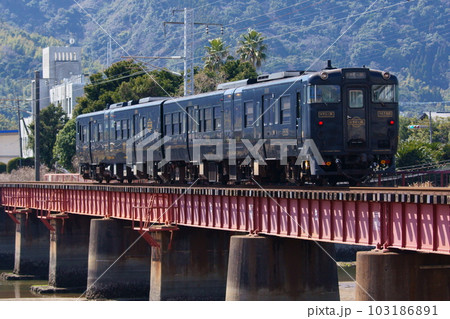 鹿児島中央へ向かう特急はやとの風 103186891