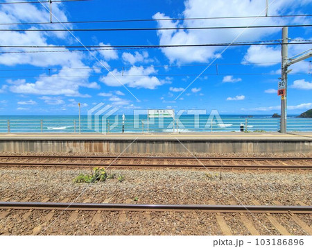 柏崎市 日本一海に近い駅 初夏の青海川駅 柏崎市 日本一海に近い駅 初夏の青海川駅 103186896