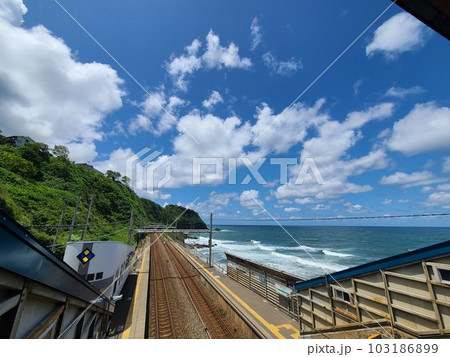 柏崎市　日本一海に近い駅　初夏の青海川駅 103186899