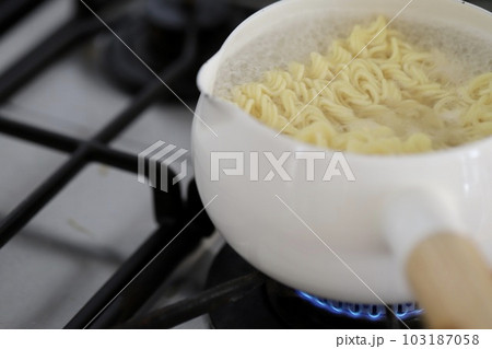 小鍋に入れて火にかけた袋ラーメン 即席ラーメン 小鍋に入れて火にかけた袋ラーメン 即席ラーメン 103187058