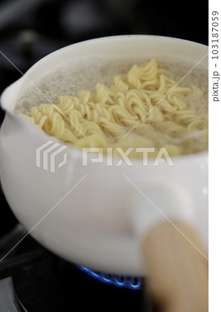 小鍋に入れて火にかけた袋ラーメン　即席ラーメン 103187059