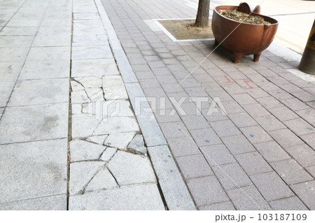 ひび割れた歩道の舗装（韓国） 103187109