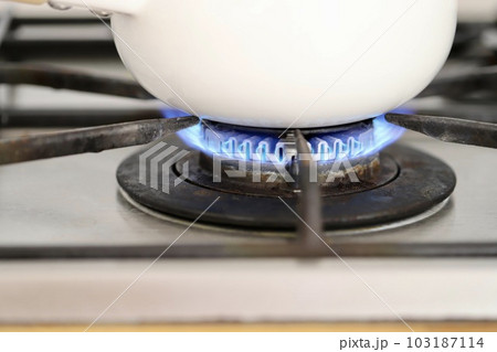 汚れた五徳のガスコンロ　小鍋を火にかけているところ 103187114