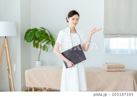 エステティシャンの若い女性 エステティシャンの若い女性 103187165