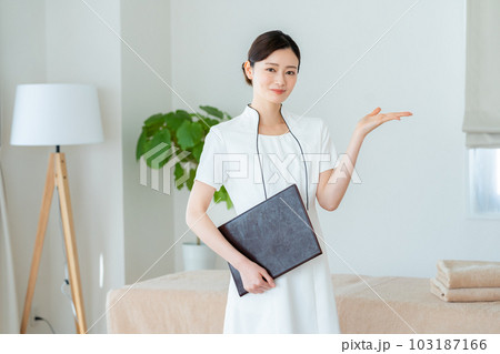 エステティシャンの若い女性 103187166