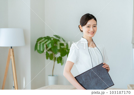 エステティシャンの若い女性 103187170