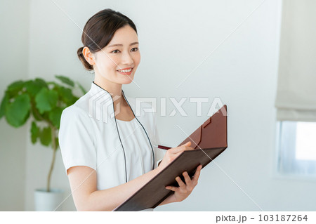 エステティシャンの若い女性 103187264
