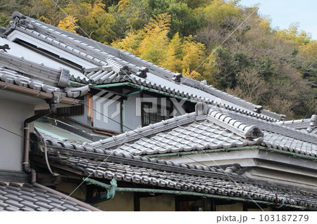美しい日本家屋の和瓦葺きの屋根 美しい日本家屋の和瓦葺きの屋根 103187279