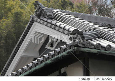 美しい日本家屋の和瓦葺きの屋根 103187285