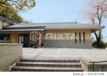 桜の季節の赤穂市立美術工芸館 田淵記念館 103187300