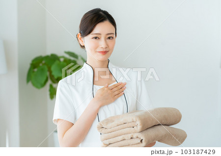エステティシャンの若い女性 103187429