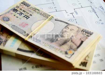等親図の上に置かれた一万円札、相続イメージ 103188603
