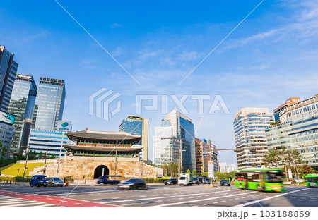 ソウル　南大門と朝の通勤トラフィック 103188869