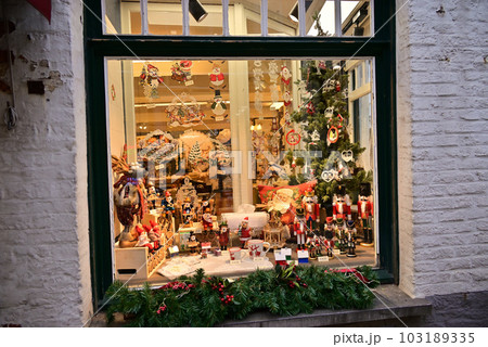 クリスマスディスプレイされたショップウィンドウ 103189335